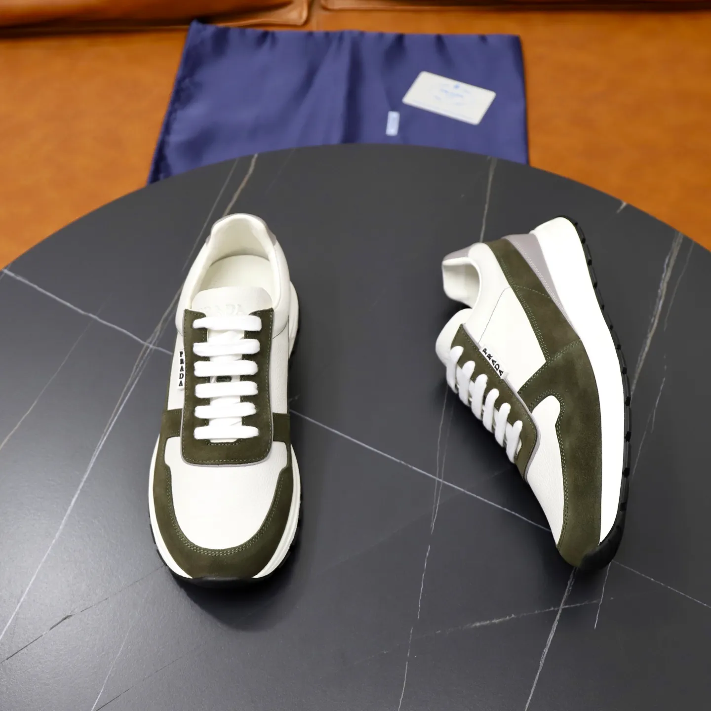 Factory price: 740💰Top original order Brand: PRADA (Prada) Standard code: Men's size 38/44 (45 can be customized) Grade: Same as the official website Material: Original cowhide stitching imported cowhide lining Original combination two-color wear-resistant soft outsole Style category: Leisure and sports version Young fashion European and American trend British style Color: Real picture color
